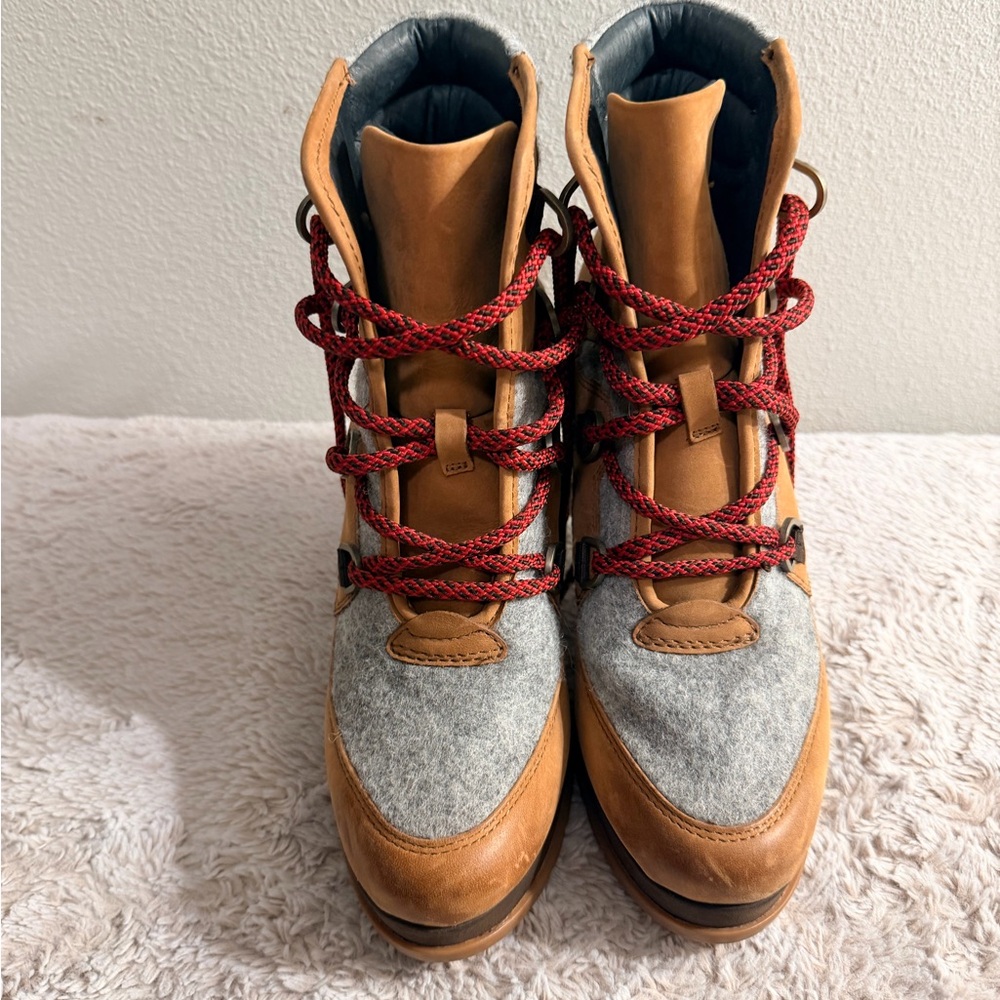 SOLD!! Sorel Women's Tan & Gray Lace-Up Boots with Red Laces